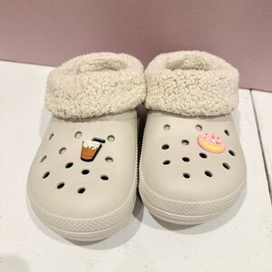 Crocs Fleece Clogs. M6/W8